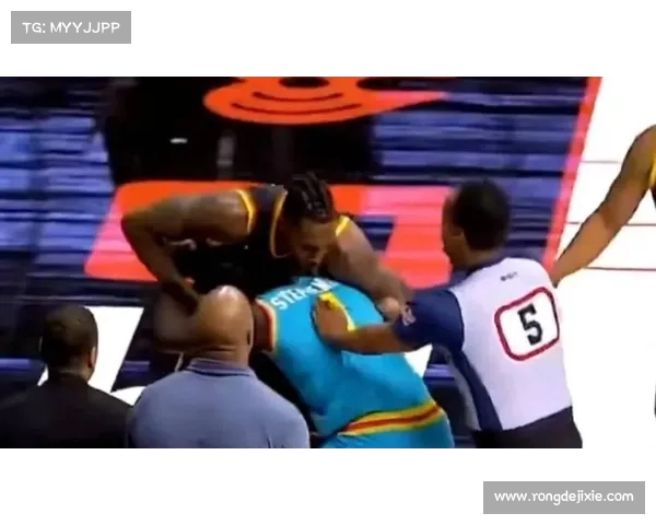 BIG3 赛场爆发冲突:霍华德与芬森互殴摔进观众席被驱逐 BIG3 赛场爆发冲突:霍华德与芬森互殴摔进观众席被驱逐